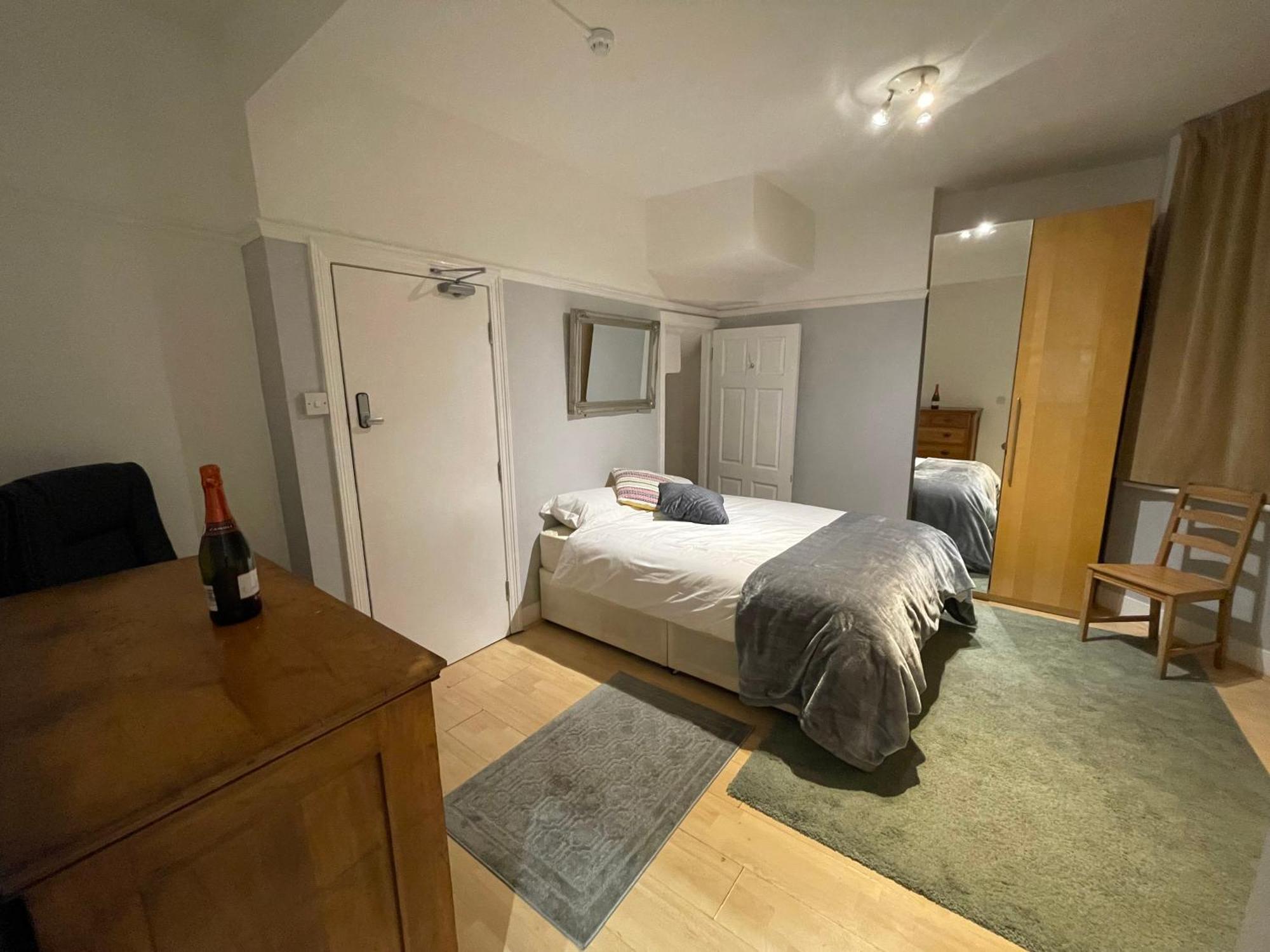 Room With Private Bathroom And Shared Kitchen London Ngoại thất bức ảnh